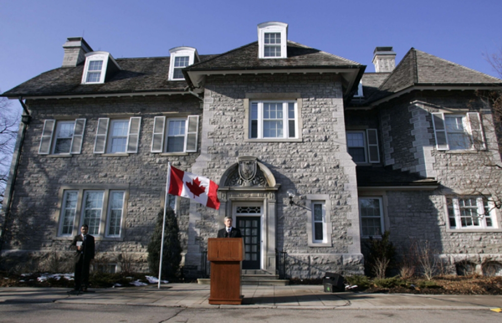 Bombafenyegetés és székdobálás